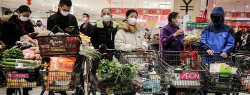 Shoppers wearing masks in Wuhan, China, on January 23. Photo: Getty Images.